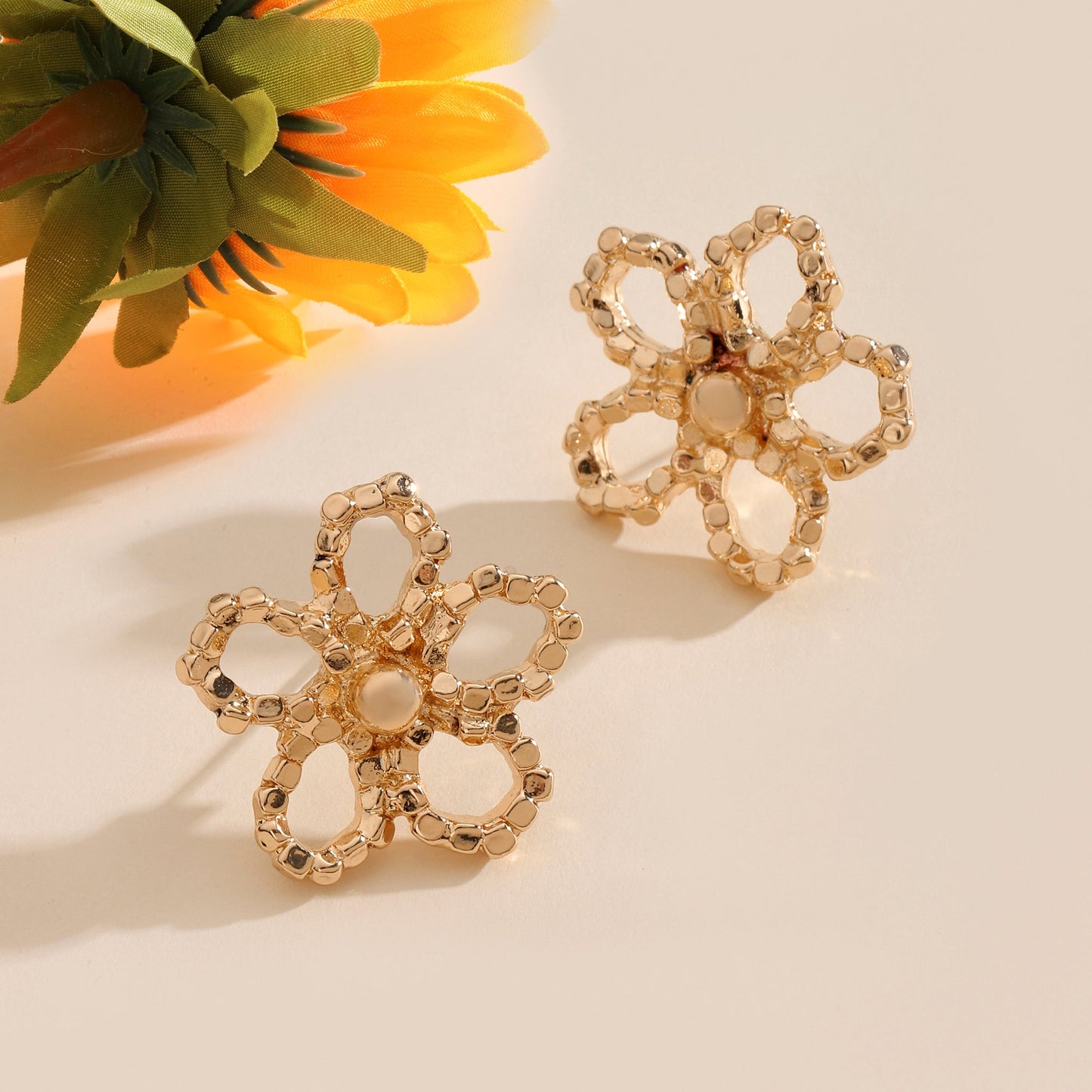 Amiable Floral Gold Earring